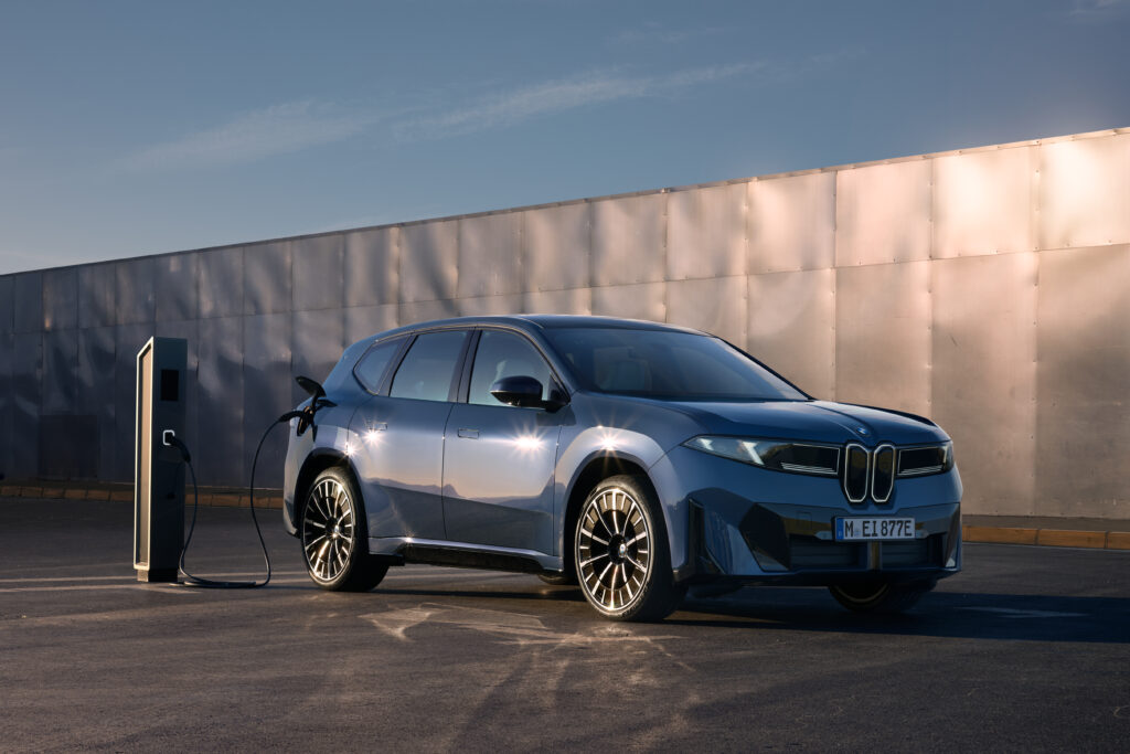BMW iX3 conquista dupla vit&oacute;ria nos World Car Awards 2026