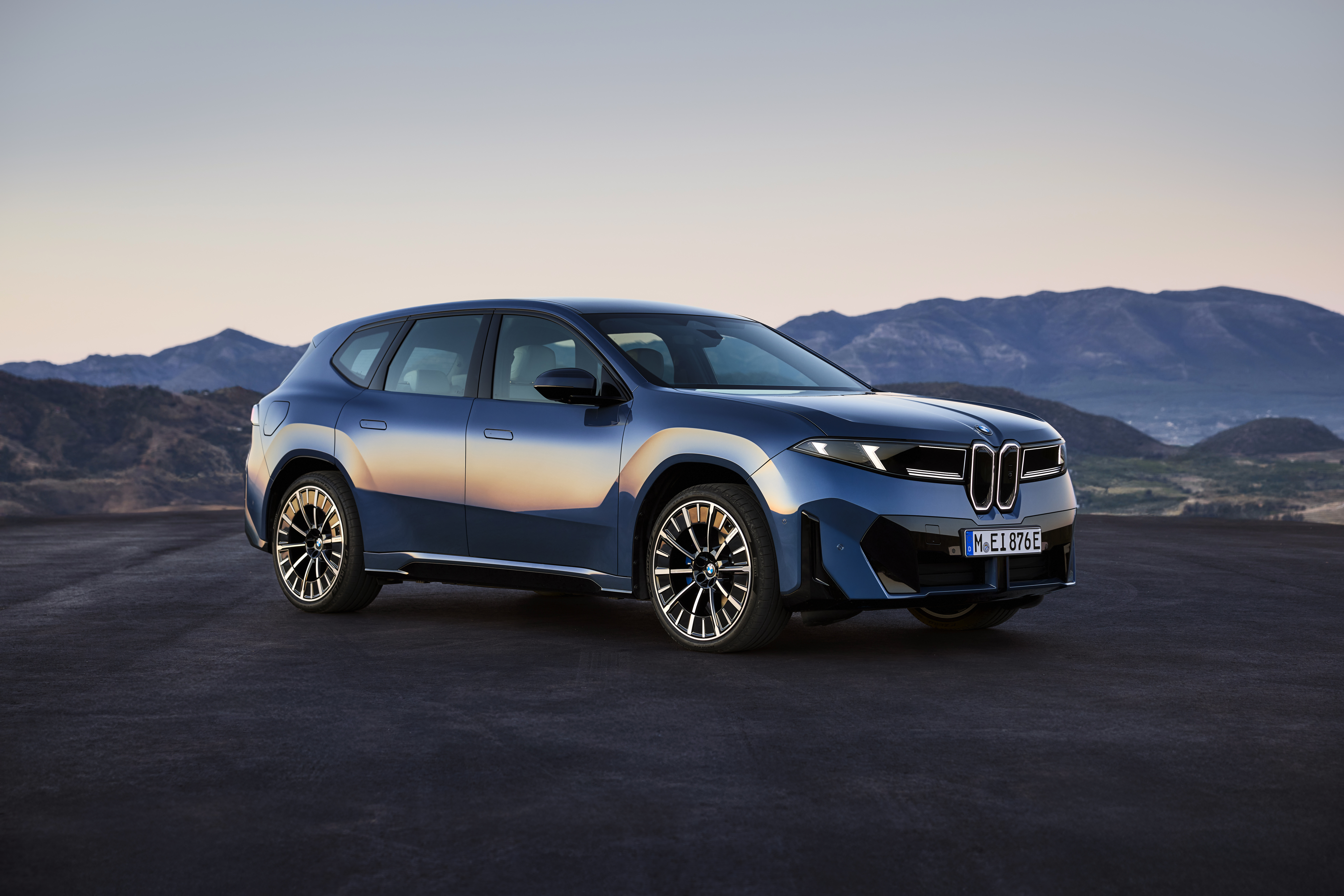 P90615642_highRes_the-new-bmw-ix3-50-x